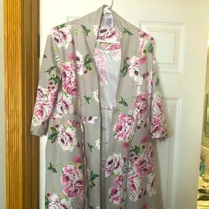 After surgery robe with pockets to hold drains. Never worn. NWOT